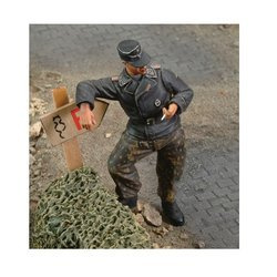 Figurka Niemiecki Podporucznik SS II WŚ Royal Model 1/35