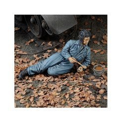 Figurka Radziecki Czołgista w Trakcie Posiłku II WŚ Royal Model 1/35