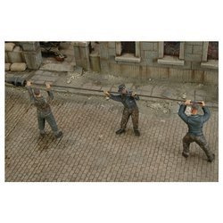 Figurki Czołgiści Czyszczący Lufę Czołgu II WŚ Royal Model 1/35